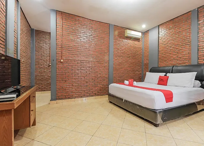 RedDoorz Plus At Ampera Raya Jakarta